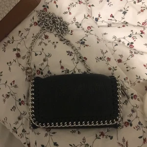 Väska - Liten svart väska från Tiamo, använd enstaka gånger💕