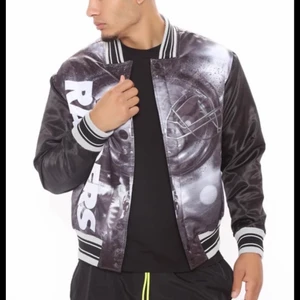 Raiders varsity jacket - Black/combo. Ribbed Collar Cuff Front Button Closure Side Hand Pockets Ribbed Cuff And Bottom Hem Disclaimer: Due To The Specialized Wash And Printing Process A Different In Saturation May Occur. Each Garment Is Unique 100% Polyester HELT NY ENDAST PROVAD 
