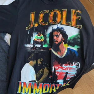 Tshirt med tryck - Säljer tre t-shirts med tryck. Första bilden är en Jcole tröja köpt från hans konsert 2017. Säljer för 100kr (såld). Andra bilden är en Metallica tröja, 80kr. Tredje bilden är en guns n roses tröja, 80kr(SÅLD). Alla i storlek S. 