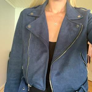Säljer min suede jacka i mörkblå färg då jag knappt använt den tyvärr. Säljer för 100kr. Hämtas i Långedrag, Göteborg, kan eventuellt mötas upp vid Göteborg central 🌸 har swish