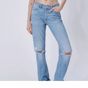 Zara jeans 34 - Säljer mina helt oanvända jeans från zara i storlek 34! Slutsålda och omöjliga att få tag på!! Buda! Köpare står för frakt!