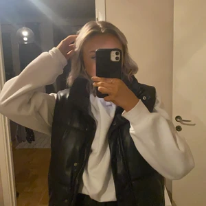 Väst -  fin skinnväst från zara som är slutsåld💕 storlek XS men passar allt från XS-M, säljer den pga använder inte den💕💕 Budgivning under anonsen!!!
