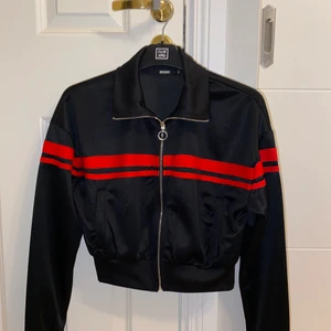 Croppad munkjacka i storlek XS - Otrolig fin croppad munkjacka i storlek XS från Bikbok! Använd endast 2 gånger och passar till allt!