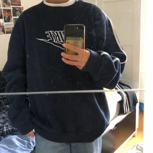 Nike sweatshirt / collegetröja  - Säljer min superfina nike sweatshirt / collegetröja! Använd någon enstaka gång, så i mycket gott skick:) laddar upp samma annons som tidigare pga ”oseriösa” bud. Så lägg bara bud om ni är säkra på att ni vill köpa😊