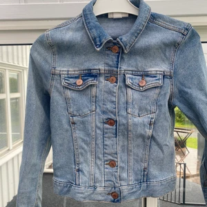 Jeansjacka - Superfina jeansjacka i storlek XS💕