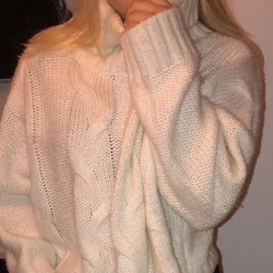 Stickad - En stor stickad tröja med krage. Jätte skön aatt ha på sig. säljer för att jag har många stickade tröjor. Köpt för 300kr