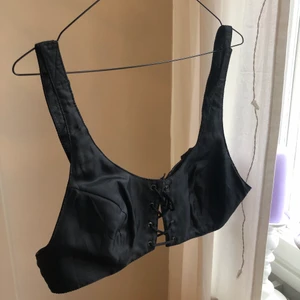 Svart bh topp  - Aldrig använd, köpt secondhand❤️ kardborreband i axlarna