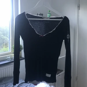Svart odd molly topp - Säljer denna söta svarta topp från odd molly i storlek S💕