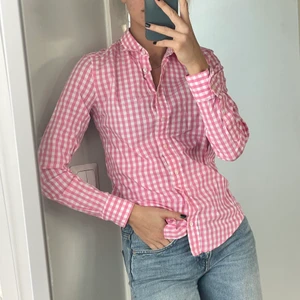 Gant skjorta - Säljer min rosarutiga skjorta från Gant som inte kommit till användning! 