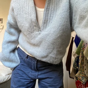 weeday zipup - En väldigt fin och mysig zipup kofta från weekday, storlek medium och lite boxig fit! Fråga för mer bilder eller annat, köparen står för frakt 💃🏼