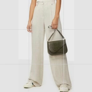 Linnebyxor - Säljer ett par linne byxor från Nelly. Köpta för 550kr. Dom är i storleken 32. Jag har klippt dom längst ner för att dom var för långa för mig som är 162. Dom är fortfarande lite långa för mig så skulle tro att dom passar någon som är 165 också. Typ aldrig använda så är som nya. Han ni några frågor så ör de bara att fråga .