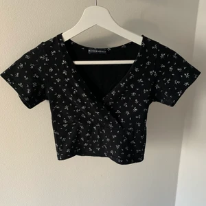 Brandy Melville top - Säljer denna super söta toppen från Brandy Melville⭐️ Så gott som ny, använd 1-2 gånger. Säljer pga av inte min stil längre🤧. Passar xs-s. Skriv om ni undrar något 💋