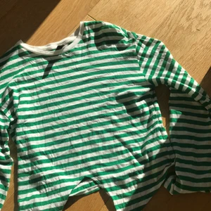 H&M tröja - Vit&grön randig tröja från H&M, knappt använd. Som en crop top när man knyter den. Så mjuk!! 💞💘 Priset inte helt bestämt 
