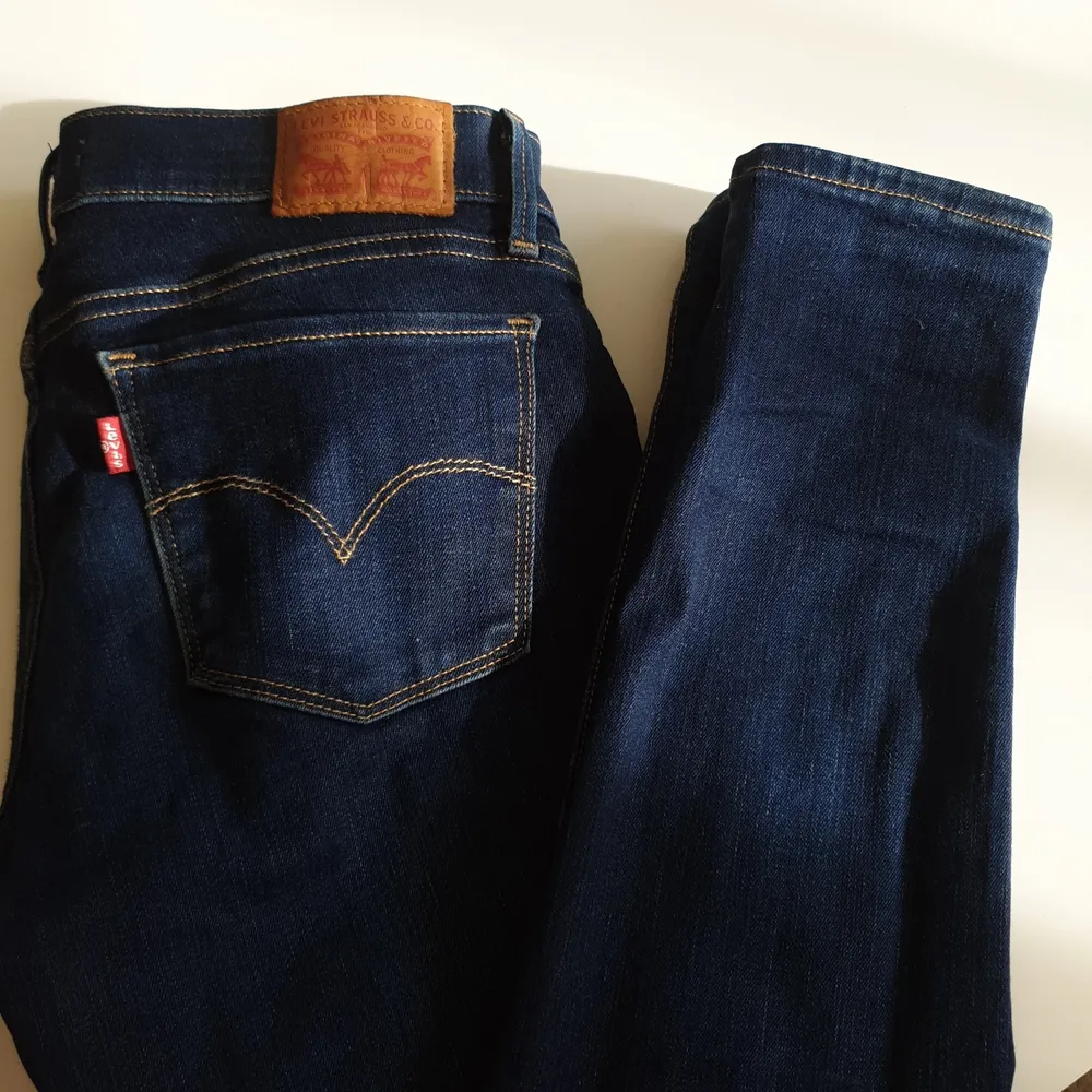 Säljer levi's jeans köpta i USA🇺🇲. Är som nya i skick. Är i modell superskinny men är stretching. Mökblå i färgen.. Jeans & Byxor.