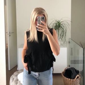 Väst  - Jätte fin väst som aldrig är använd då det ej var min stil. Den har en liten turtleneck. Frakt tillkommer! 