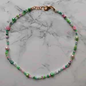 Halsband  - 🌺🐛Egengjord custommade halsband. Bestäm färger och längd. Frakt 12kr. KOLLA IN PROFIL FÖR INSPIRATION ELLER FÖR FLER SAKER😊