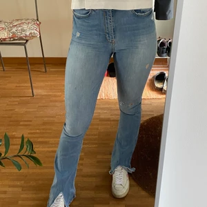 Jeans zara - Jeans från zara med fin passform och färg. Jag har klippt slitsen längst ner själv. Finns även en lite fläck som syns i andra bilden. Tror den går att tvätta bort ganska enkelt.