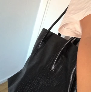 Svart väska - Säljer min mammas gamla hand väska från 90-talet🎸⭐️ hon köpte den för 1700 men jag har använt den några ggr!