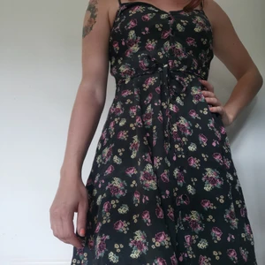 Blommig klänning från Monki - Supersöt sommarklänning från Monki med litet bälte i midjan. Mycket fint skick. 