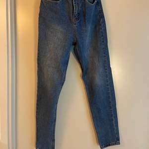 Blå jeans från Boohoo. Passar som en XS. Spårbar frakt ingår i priset!