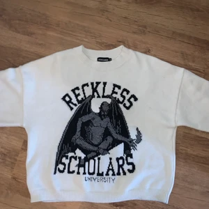 Reckless scholar - Säljer denna fina Reckless Scholars tröja! Skicket är 10/10, världens mysigaste tröja men används inte så ofta därför säljer jag den! Bär storlek S vanligtvis men tycker att tröjan sitter hur snyggt som helst.
