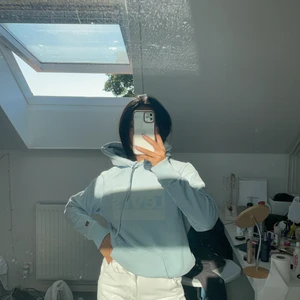 Levis hoodie  - Ljusblå Levis hoodie. Superfin. Storlek S. Köpt för ca 700kr. Bud tas emot från 50kr. Frakt tillkommer💗 Nyskick! Ej nopprig eller liknande