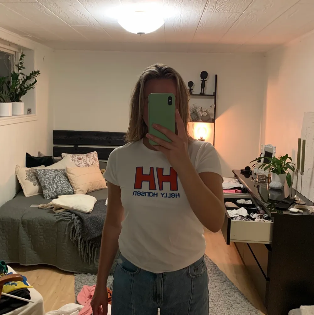 Jättefin Hally Hansen t-shirt i ett väldigt fint skick. Använder inte längre. Själva tröjan står att det är en M men jag skulle snarare säga att den sitter som en   XS-S.. T-shirts.
