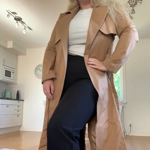 Trenchcoat nakd - Trenchcoat från nakd i en varm beige⭐️ använd fåtal gånger⭐️ perfekt nu till hösten⭐️ 