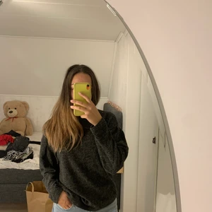 Grå tröja  - Grå tröja i filt material, superskön! Sparsamt använd i bra skick