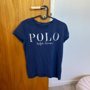 Ralph Lauren  - Ralph Lauren t-shirt i använt skick. Ett litet hål vid halsen, syns knappt när man har på sig t-shirten 