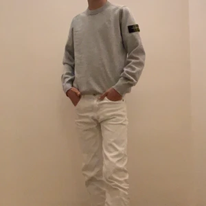 Stone island tröja  - Tröjan är i fantastiskt skick och är inte använd mycket, inga hål eller likande, den passar på en 15 årig kille som är 175, tröjan kan användas på fina middagar och som en vanlig dagströja, köpte denna tröja på NK i Stockholm i slutet av 2019, nypris 1999kr