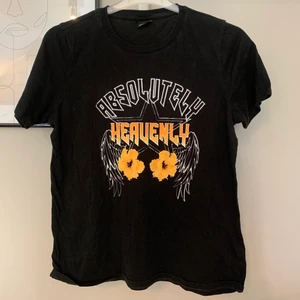 T-shirt  - En basic svart T-shirt med tryck på framsidan i storlek s från Ginatricot! Frakt tillkommer på 45kr!