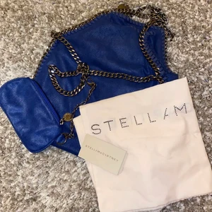 Stella Mccartney Falabella - Falabella väska från Stella McCartney i superfin unik blå färg! Köpte väskan i oktober 2019, ord. pris ca 10 000kr. och den har använts i ca 5 månader, dock med inga synliga slitningar och ser ut att vara helt ny. Dustbag mm medföljer. Lägger upp igen pga oseriös köpare. Buda!!💕