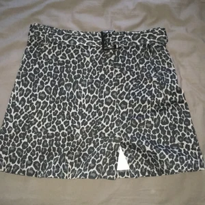 Kjol med leopard mönster storlek 158 - Har använt den 1 gång så de är Inge fel på den, den har en dragkedja på sidan också💕