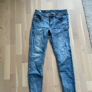 Byxor - Jeans. Storlek 30. Använda ett fåtal gånger. Fransade nertill.