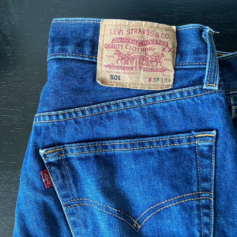 Säljer alla mina 501 från Levi’s då de blivit för stora.. Jeans & Byxor.