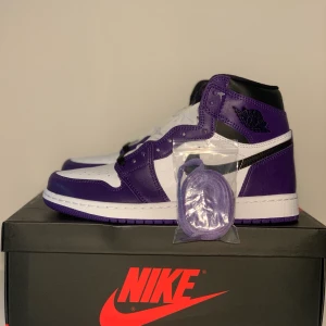 Jordan 1 High Court Purple  - Säljer dessa Jordan 1 High Court Purple! Väldigt snygga skor i fins färg🤩! Skorna är helt nya och i perfekt skick! Storlek: 40,5! Orginalbox och skornas skosnören följs med vid köp! Skriv vid intresse 😊