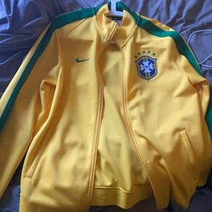 nike zipup brasil  - brasilien zipup från nike. från ca 2010, använd typ 3 gånger. inga skador inga fläckar.