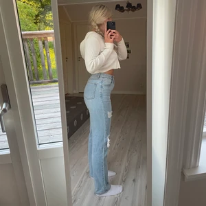 Jeans från Jeansindustry - Säljer mina blåa jeans från jeansindustry då dem inte kommer till så mkt användning. Dem är lite mer jeansblåa i färgen än vad som syns på bilden och är i storlek 36. Köpta för 400 svenska kronor och säljer dem för 200 kr.