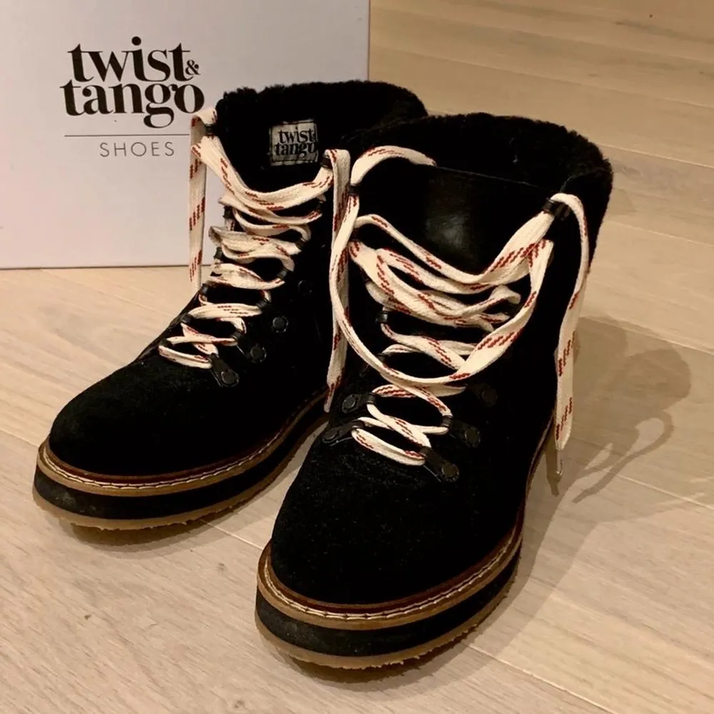 Boots/vinterskor från Twist & Tango som heter Verbier. Använda en gång så de är som nya. Nypris är 1999kr. . Skor.