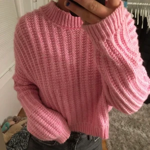 Rosa stickad tröja  - En fin rosa stickad tröja . Det är storlek M men passar även mig som är en Xs/S. Bra och fint material som passar mycket bra nu till hösten/ vintern☺️köparen står för frakten, frakten ligger på mellan 60-80 kr, inga returer 