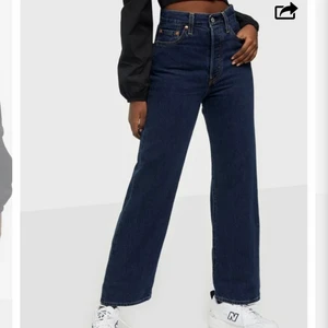 Levis jeanw - Skriv privat för egna bilder, hittar inte längden men skulle gissa att dne är 27❤️