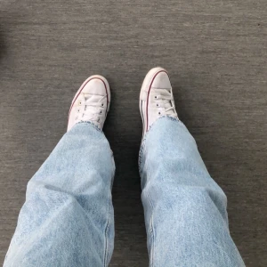 Jeans weekday (ace) - Snyggaste jeansen jag ägt men de har blivit för små för mig💔 säljer dem nu för att kunna köpa nya i en större storlek!!🤩 storken är 29/34, perfekta o benen på mig som är 181👍🏻. Modellen heter ace och de är i 100% i nyskick. Frakten är inkluderat i priset, därav det lite dyrare priset!🤍 hör av er om ni undrar något. 