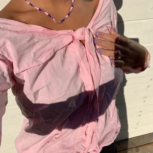 Ljusrosa skjorta med Knut - Jätte söt skjorta från Hm i storlek 36/S🌸 Säljer då jag inte använder längre! Pris= 50kr + frakt☺️💕 (inte struken på bilden tyvärr)