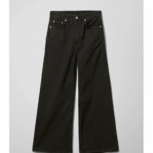Weekday jeans (ace) - Säljer dessa trendiga svarta visa jeans från weekday. Nyskick!! Fruktansvärt snygga och passar till allt. Storlek 27/34, väldigt långa i benen👍🏻 frakten ingår i priset!🤍🤍