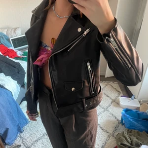 Skinnjacka  - Skinnjacka från zara, helt oanvänd! Köpt för 399kr