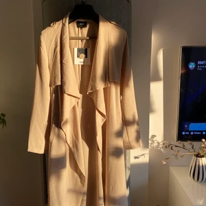 Kappa - Säljer denna fina kappa från object, köpt för 2 år sedan men inte kommit till användning, lappen kvar, storlek M men passar även mig som har S💕💕💕