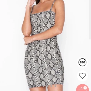 Nelly klänning  - Klänning med orm-mönster från Nelly i strl M. Helt oanvänd, endast testad. Ord. pris 299 kr, säljer för 150 kr inkl frakt. 