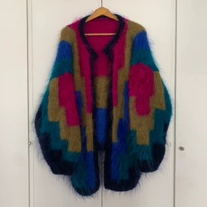 Färgglad cardigan  - Intressekoll på denna! Superskön & fluffig, hittad på secondhand. Size L 💫
