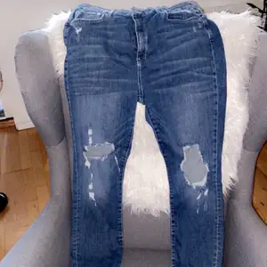 Blåa jeans med mycket stretch, köpta på H&M. High Waits, ankel längd, super skinny. Aldrig använda så dem är som nya. 70kr + 96kr frakt 